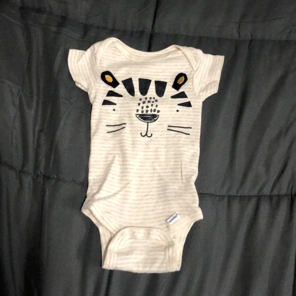 Set of 5 Gerber Onesies Camo/Wild Theme - Picture 7 of 12